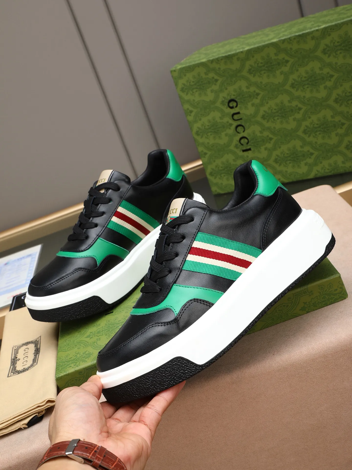Men's shoes 💰480 New men's shoes GUCCI Fashion trend Made of first-layer calfskin ➕ washed sheep lining! The foot feels super comfortable and the workmanship is impeccable. Foam ultra-light outsole, size: 38-44 (45 customized) 3 colors to choose from!